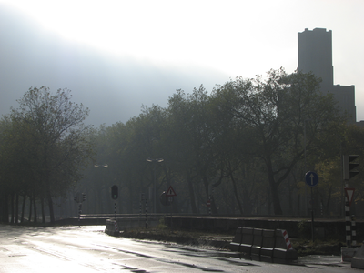 906076 Gezicht op het Willemsviaduct over de gesloten Catharijnebaan te Utrecht, in herfstsfeer, vanaf de Rijnkade, met ...